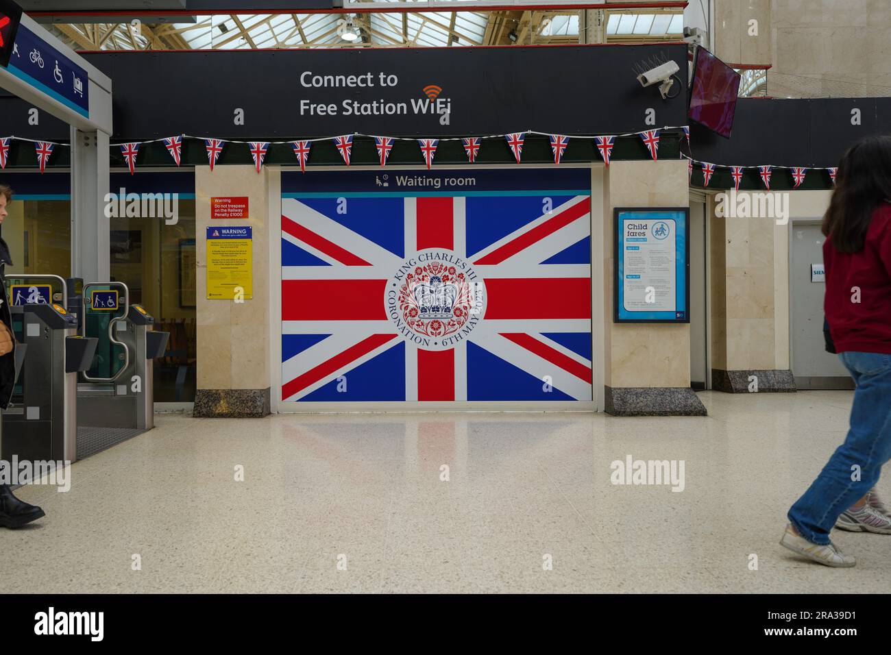 La semaine du couronnement du roi Charles III à la station de métro Charing Cross affiche un drapeau royal de couronnement, drapeau Union Jack avec le sceau du couronnement. Banque D'Images