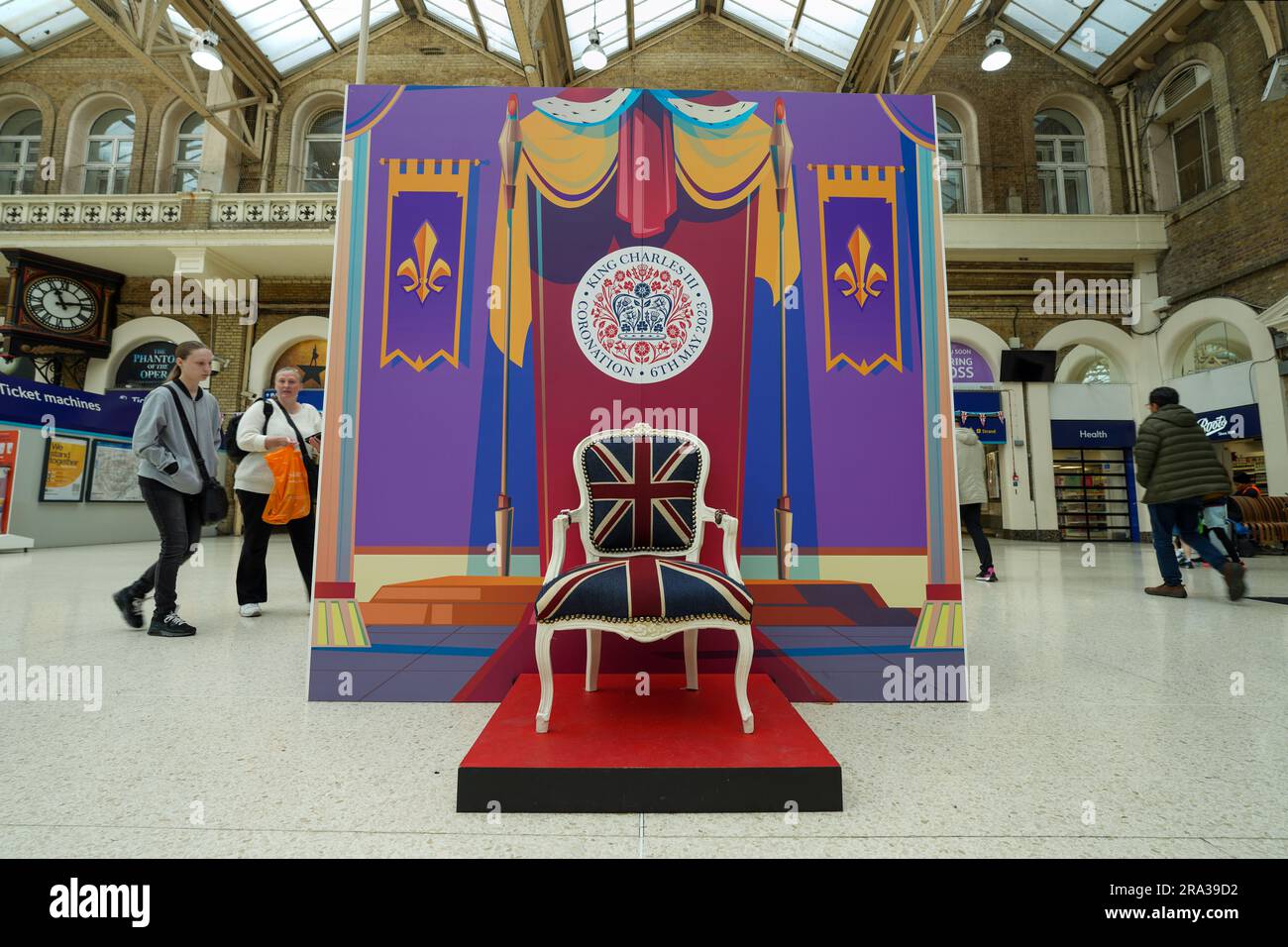La semaine du couronnement du roi Charles III à la station de métro Charing Cross affiche un arrière-plan de palais et un trône royal pour les visiteurs qui peuvent prendre des selfies Banque D'Images