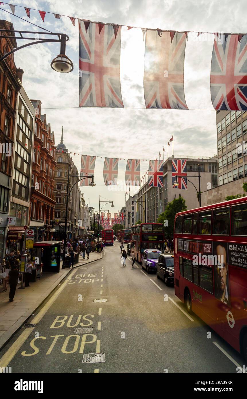 Les drapeaux britanniques Union Jack flottent sur Strand Street, une véritable scène festive de la rue londonienne. Les drapeaux britanniques sont hissés pour les couronnements et les célébrations majeures. Banque D'Images