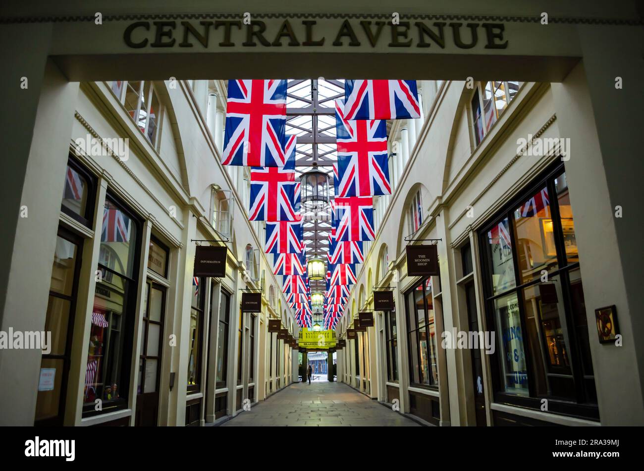 Drapeaux britanniques accrochés dans le quartier Central Avenue de Covent Garden en l'honneur du jubilé de diamant de la reine Elizabeth. Les drapeaux de l'Union Jack sont accrochés pour toutes les célébrations. Banque D'Images