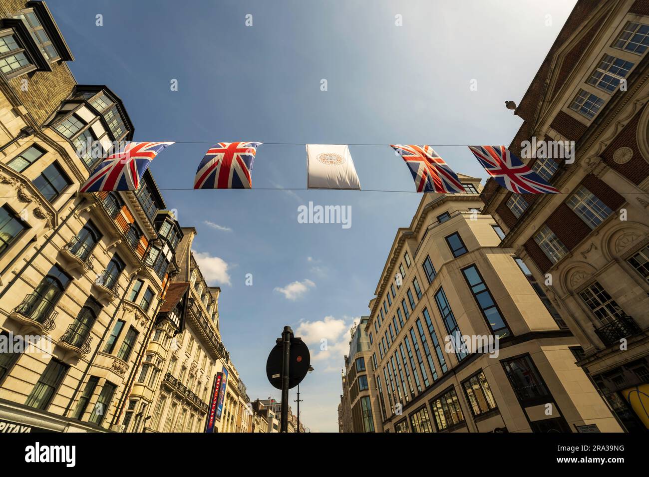 Des drapeaux britanniques de l'Union Jack et un drapeau du couronnement du roi Charles III décorent Strand Street à Londres. Les drapeaux britanniques remplissent les rues de Londres pendant les couronnements. Banque D'Images