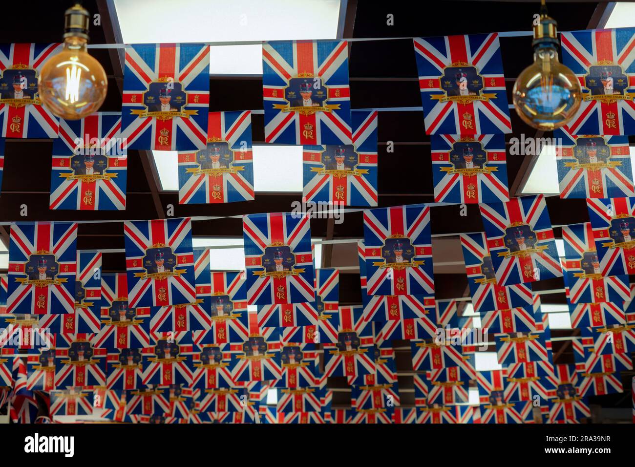 Semaine du couronnement du roi Charles en Angleterre, les drapeaux du couronnement de l'Union britannique Jack King Charles III sont accrochés dans une boutique de souvenirs à Piccadilly Circus, Londres. Banque D'Images