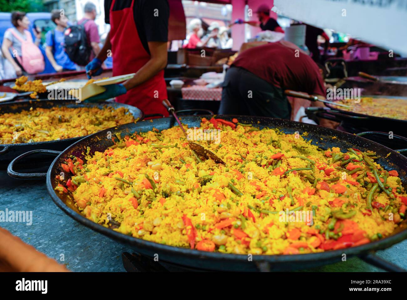 La paella, un plat de riz espagnol classique, est préparée à emporter. Les aliments internationaux, la cuisine, peuvent être trouvés à tous les marchés de rue de Londres. Banque D'Images