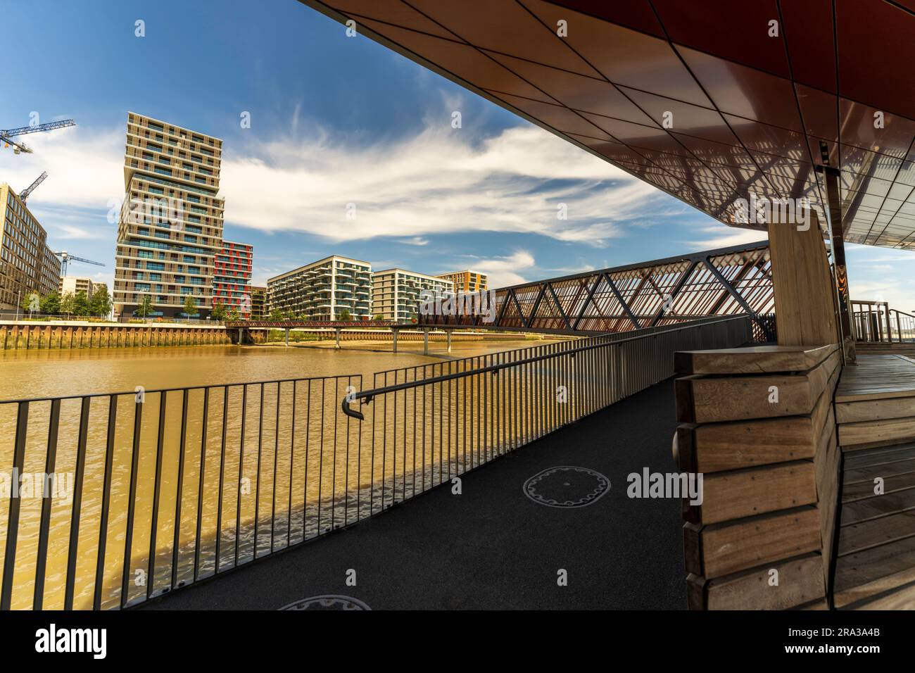 Newham Royal Wharf quai bateau sur la Tamise pour un accès rapide à la City de Londres. Newham est un quartier londonien, juste à l'est de la ville. Banque D'Images