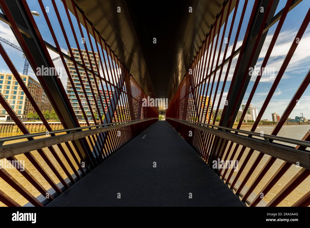 Newham, Royal Wharf Quay sur la Tamise pour un accès rapide à la City de Londres en bateau. Les excursions en bateau fluvial à Londres incluent généralement cet arrondissement. Banque D'Images