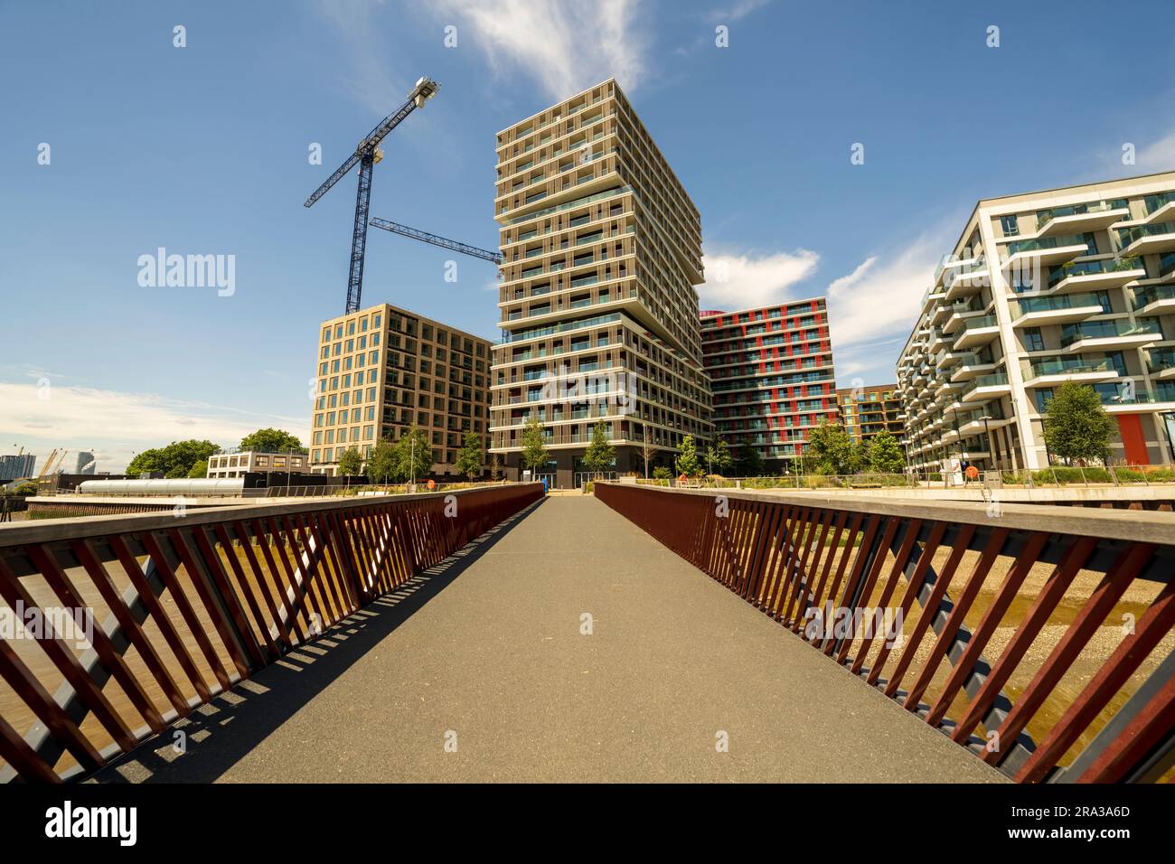 Embarcadère à de nouveaux développements à usage mixte à Newham, Londres. Newham est situé à huit miles à l'est de la ville de Londres, sur la rive nord de la Tamise. Banque D'Images