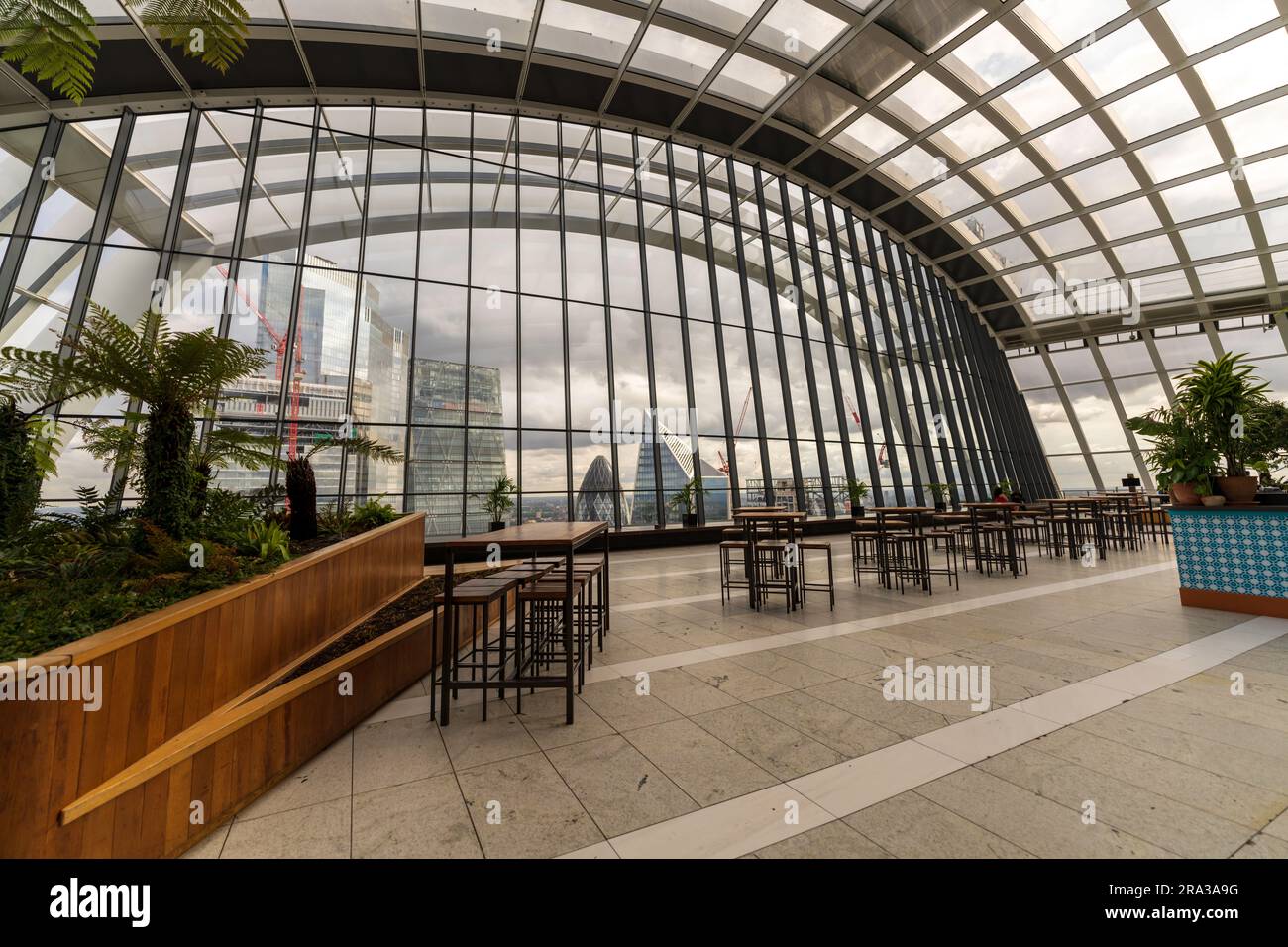 Skyline de Londres depuis Sky Garden, le bâtiment Walkie Talkie au 20 Fenchurch Street. Profitez de la vue panoramique sur Londres depuis les restaurants et les bars. Banque D'Images