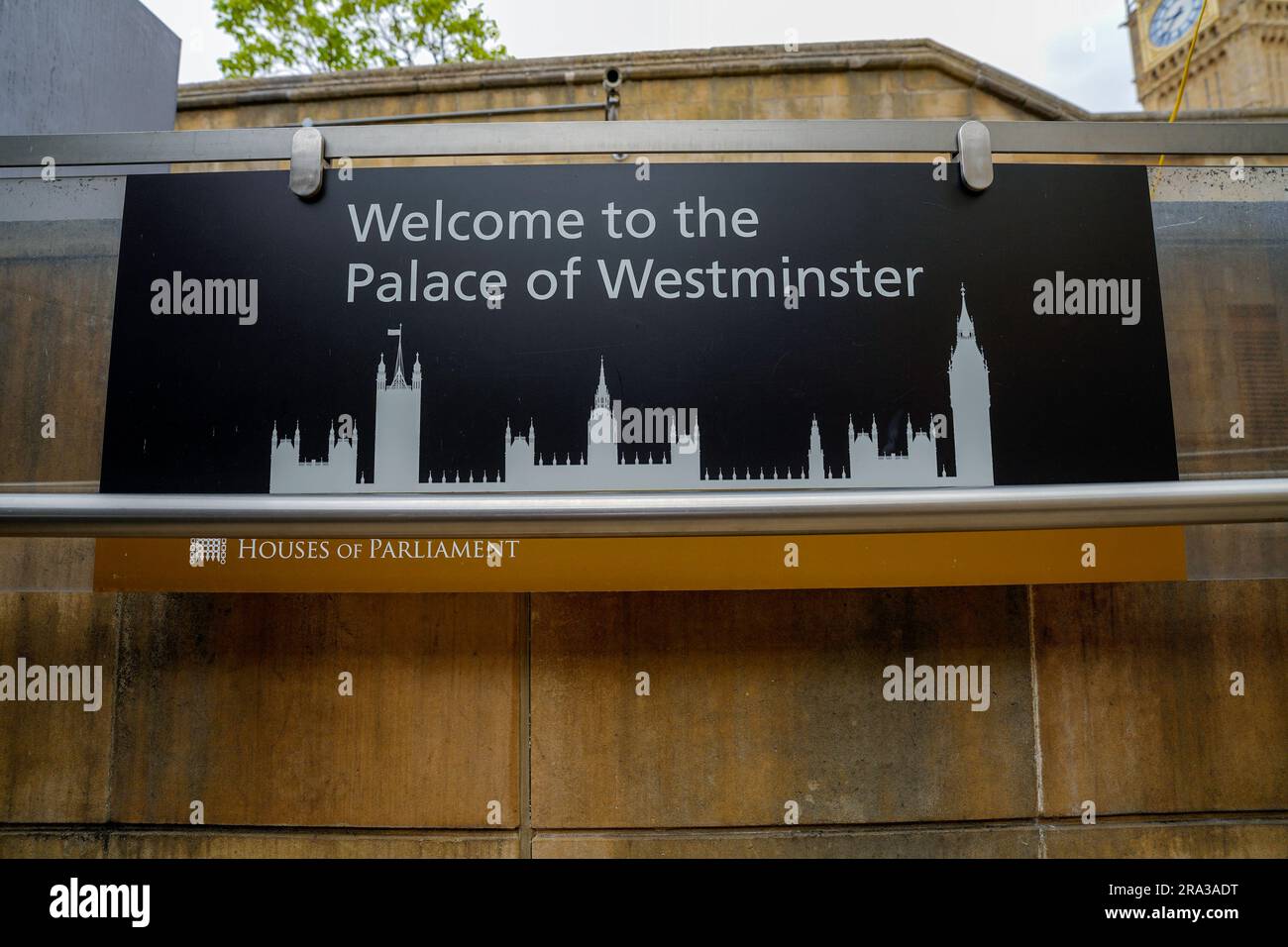 Panneau de bienvenue du Palais de Westminster à l'entrée du Palais. Faites un tour pour voir à l'intérieur des chambres de la Chambre des communes et de la Chambre des lords. Banque D'Images