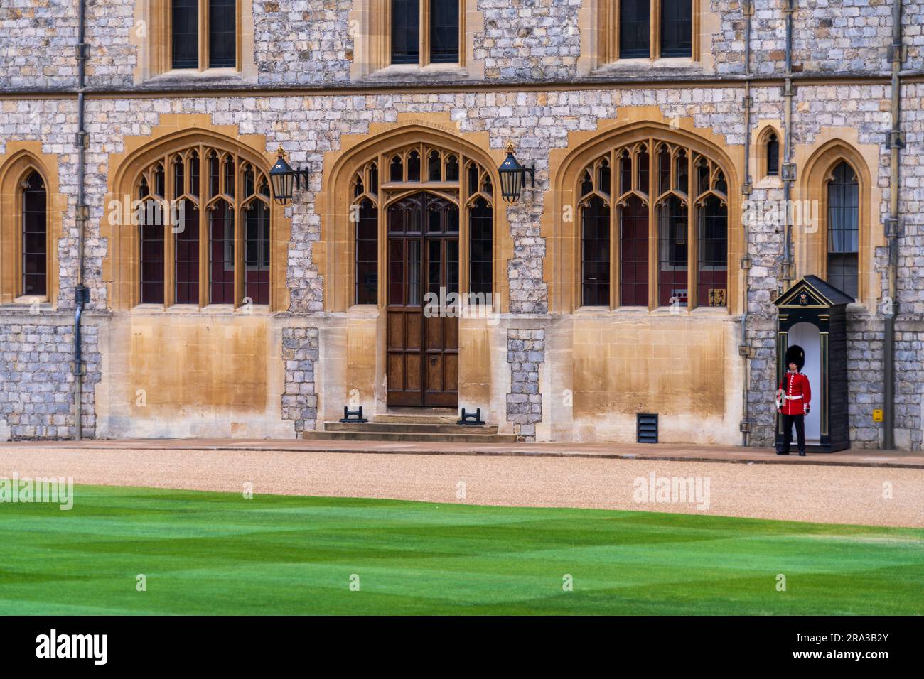 Garde du château de Windsor. Le château de Windsor est l'une des trois résidences officielles du roi et une attraction touristique populaire. Profitez de la relève de la garde Banque D'Images
