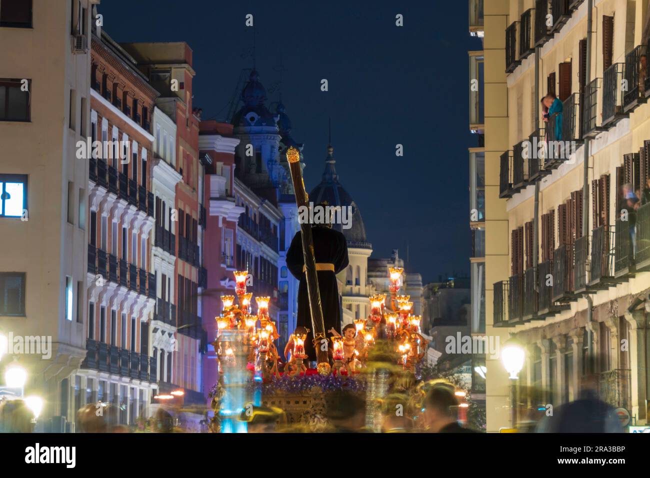 Pâques, semaine Sainte, Semana Santa à Madrid, Espagne avec défilés et processions religieuses. Flotteurs de parade, foules et musique pour cette célébration majeure. Banque D'Images