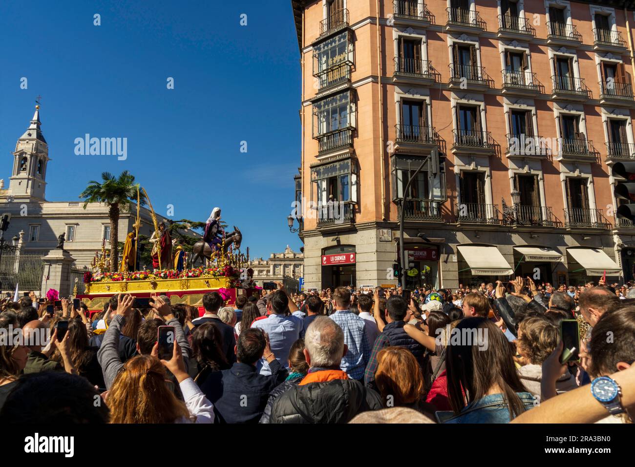 Défilés de la semaine Sainte à Madrid, Espagne. Des chars religieux, Pasos, sont transportés dans les rues avec des fanfares et des spectateurs pendant Semana Santa. Banque D'Images