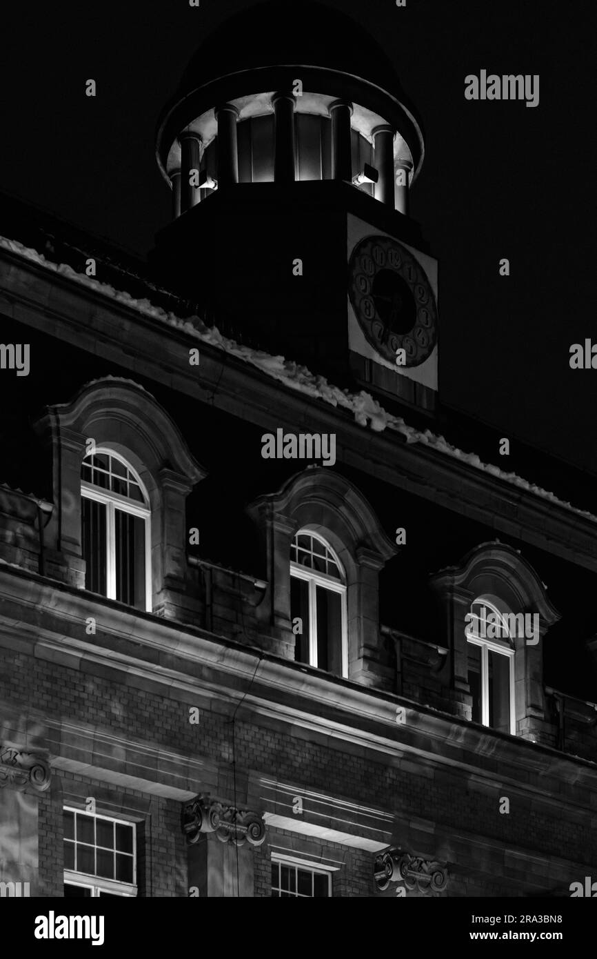 La façade illuminée de nuit de l'Hôtel de ville (Palais de Donnersmarck) dans la ville de zabrze, Upland Silésie, Pologne, Banque D'Images