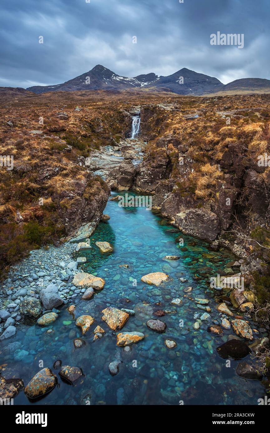 Île de Skye, Écosse - les montagnes écossaises sur une journée nuageux à la rivière Sligachan avec ciel nuageux Banque D'Images