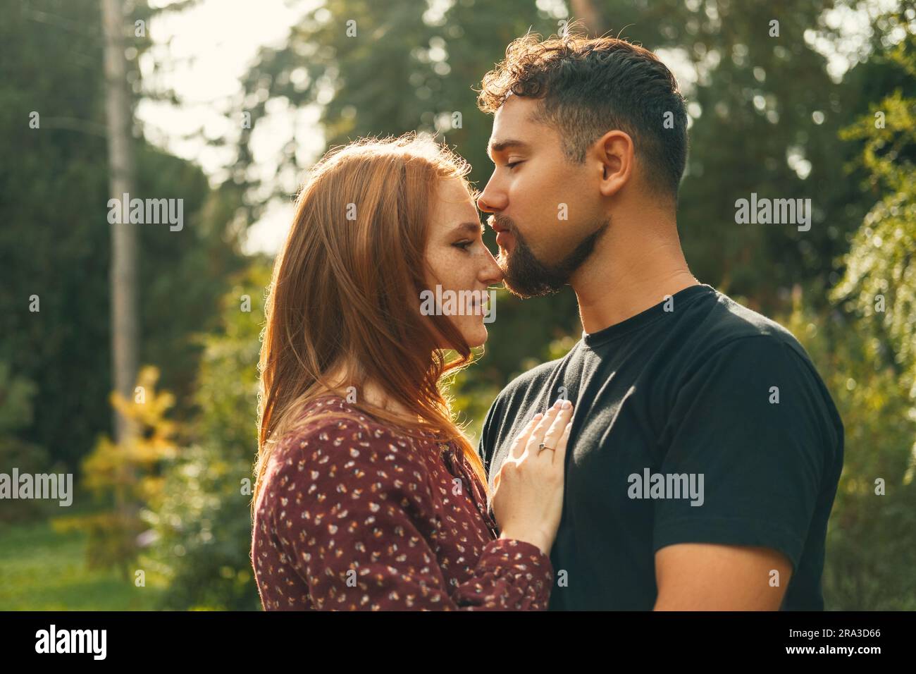 Photo romantique d'un jeune couple qui se réunit et qui s'embrasse au