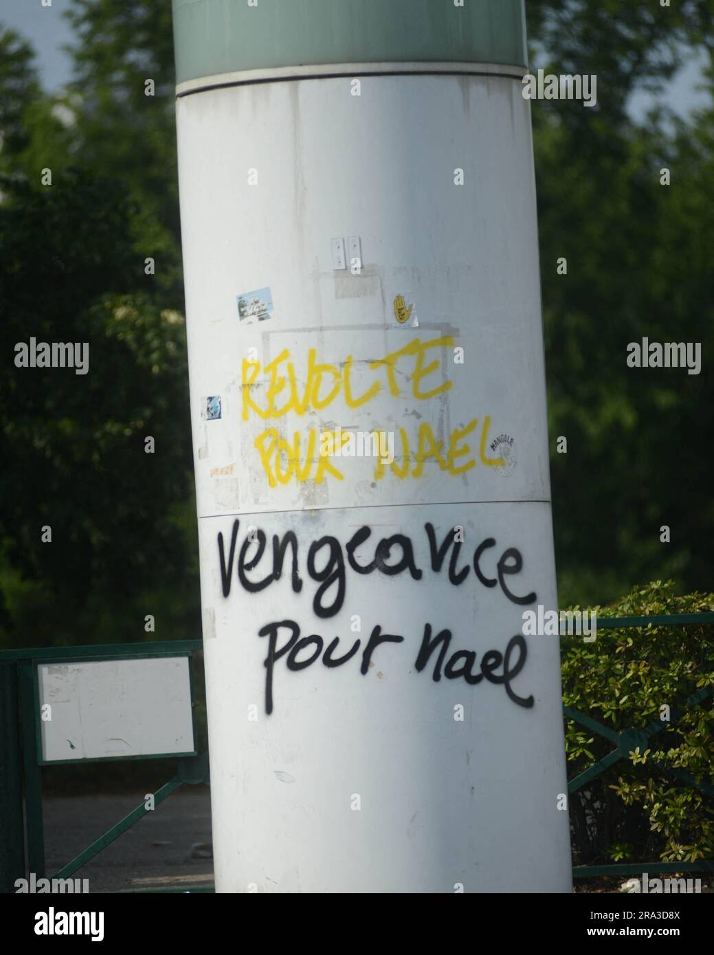 Nanterre, France. 30th juin 2023. Des véhicules brûlés et des magasins vandalisés par des manifestants sont vus à Nanterre, dans la banlieue parisienne, en France, sur 30 juin 2023, 3 jours après qu'un garçon de 17 ans ait été abattu dans la poitrine par la police à Nanterre, sur 29 juin. Au moins 660 manifestants ont été arrêtés en France à la suite du décès d'un livreur de 17 ans abattu par la police dans la banlieue parisienne de Nanterre. Les gens sont descendus dans la rue dans plusieurs régions du pays. Photo par Karim ait Adjedjou/ABACAPRESS.COM crédit: Abaca Press/Alay Live News Banque D'Images