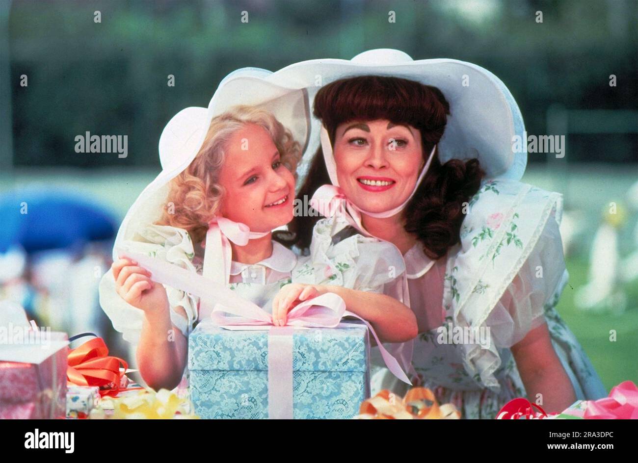 MOMMIE DEAREST 1981 Paramount Pictures film avec Faye Dunaway comme Joan Crawford et Mara Hobel comme sa fille Christina Banque D'Images