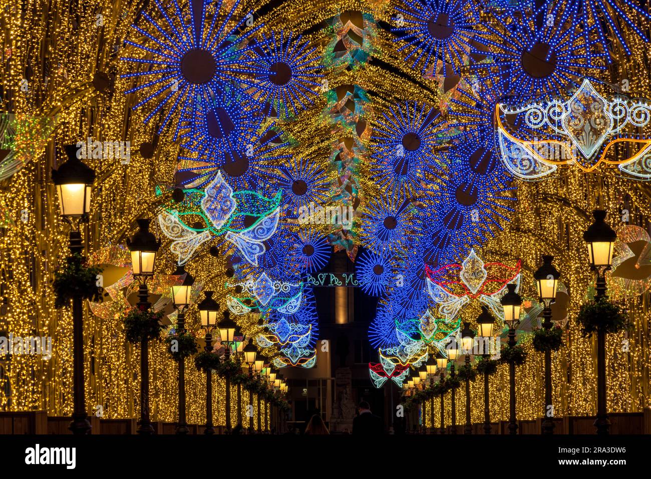 Un fond coloré et festif pendant le carnaval à Malaga Espagne avec des lumières de la ville, des masques de carnaval et une atmosphère calme lorsque les défilés se terminent Banque D'Images