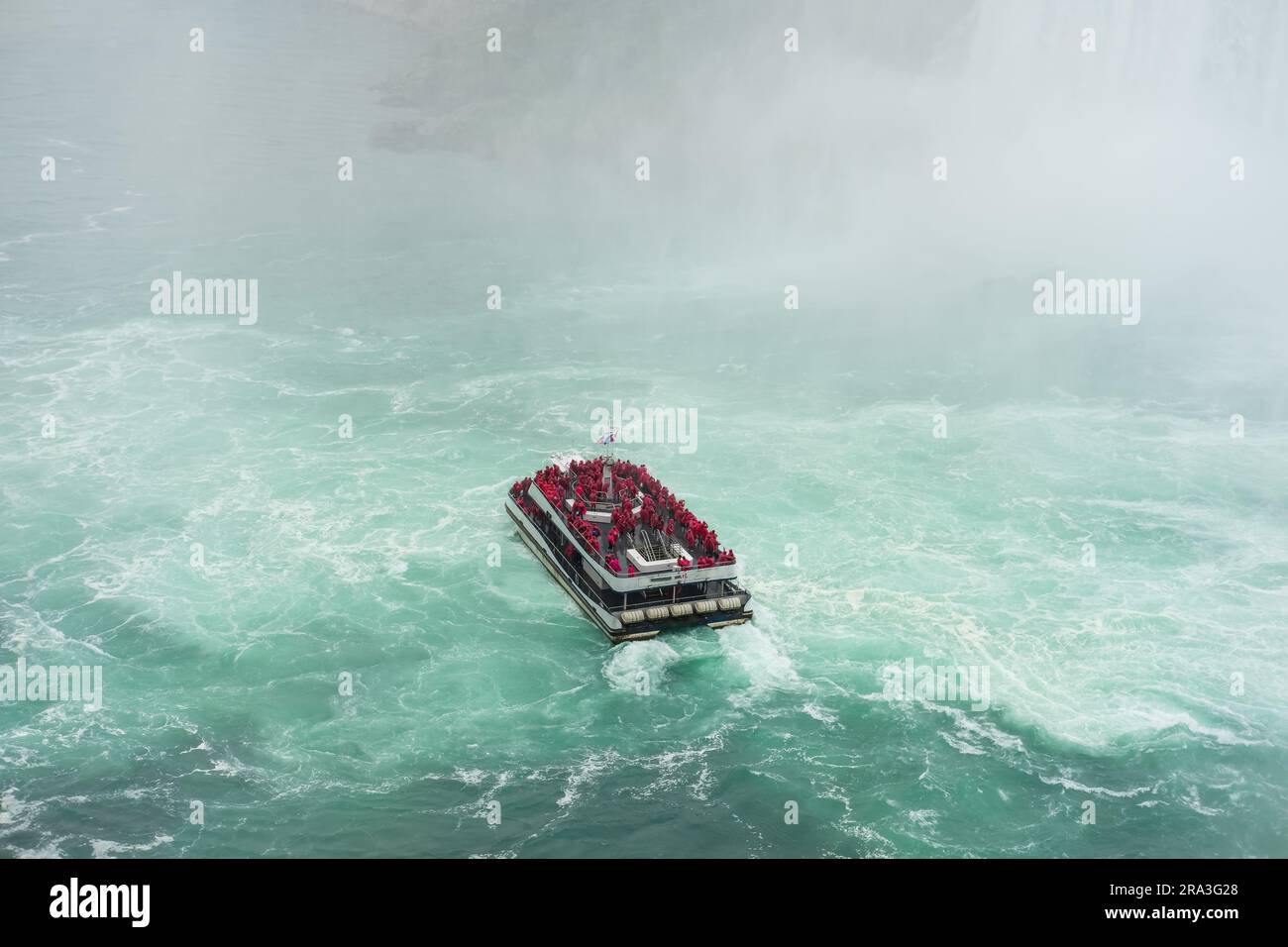 Attractions des excursions en bateau aux chutes du Niagara. Les touristes naviguant sur le bateau de voyage près de l'automne Niagara Horseshoe le jour de l'été. Vue latérale canadienne o Banque D'Images