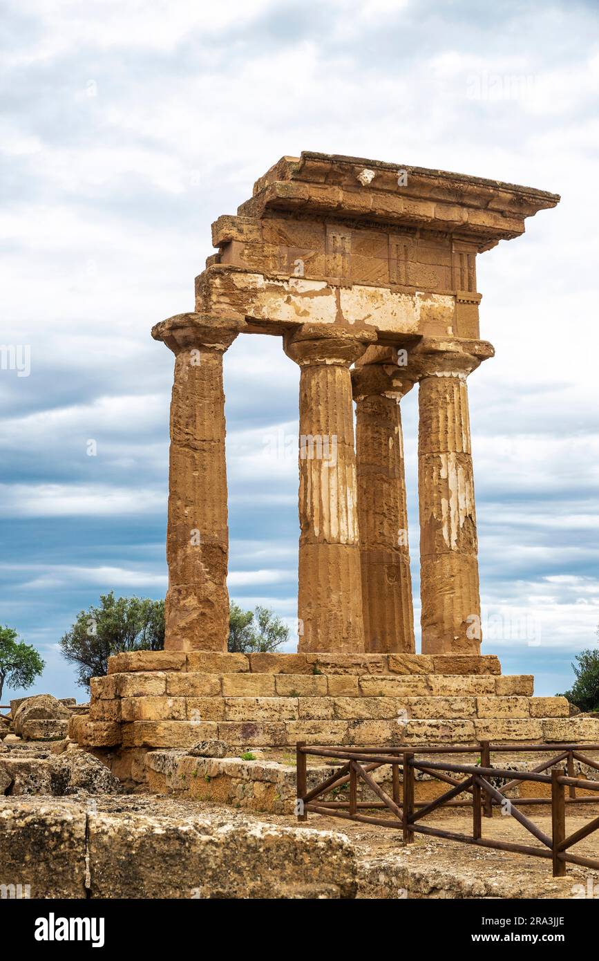 Temple du Dioscuri ou Castor et Pollux dans la Valle dei Templi ou Vallée des temples, Agrigento, Sicile, Italie Banque D'Images