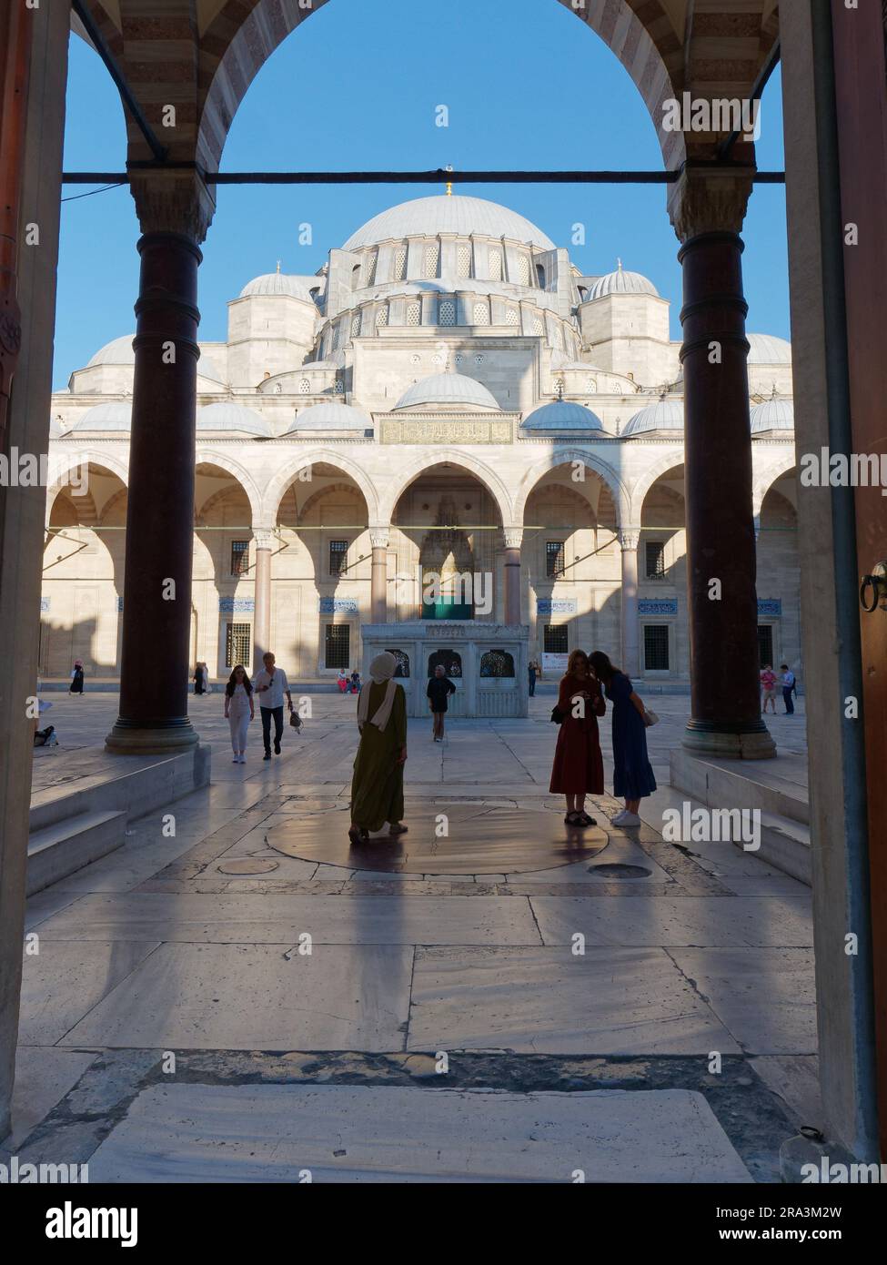 Touristes à la Sahn / cour de la mosquée bleue du Sultan Ahmed aka, quartier de Sultnahmet, Istanbul, Turquie Banque D'Images