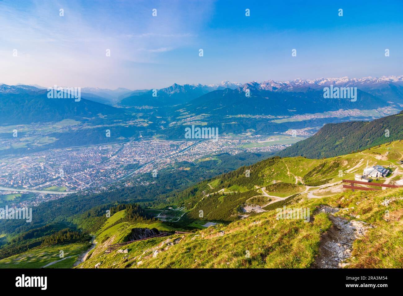 Innsbruck: Vue de la région de Seegrube de la chaîne de montagnes Nordkette (Inntalkette) à la ville d'Innsbruck, la chaîne de montagnes Tuxer Alpen (Tux Alpen) à Regio Banque D'Images