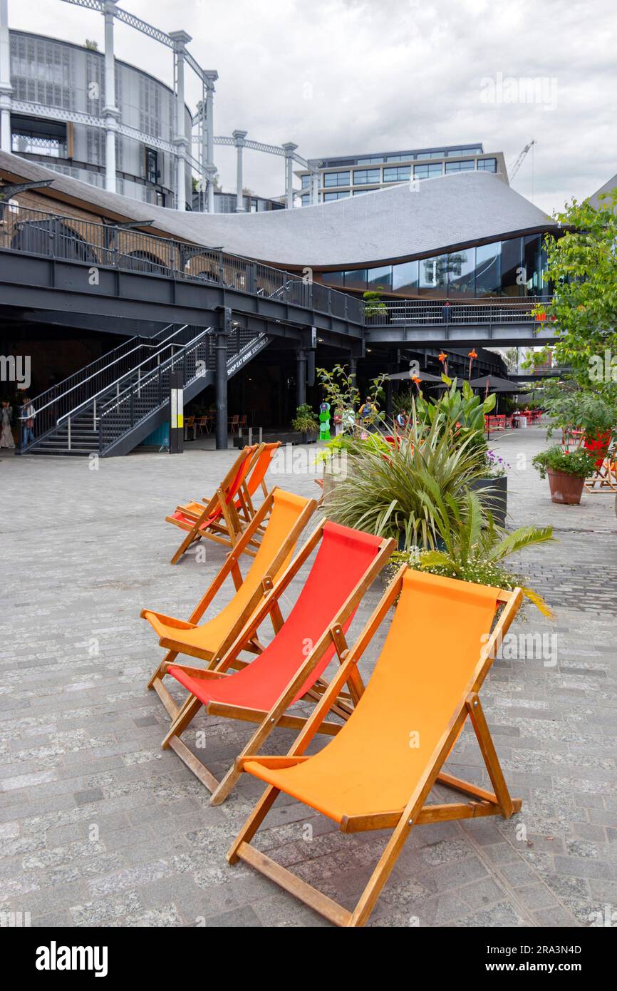 Coal Drops Yard Shopping Complex Kings Cross Central London développement conçu par l'architecte Thomas Heatherwick appartements gazholder en arrière-plan Banque D'Images
