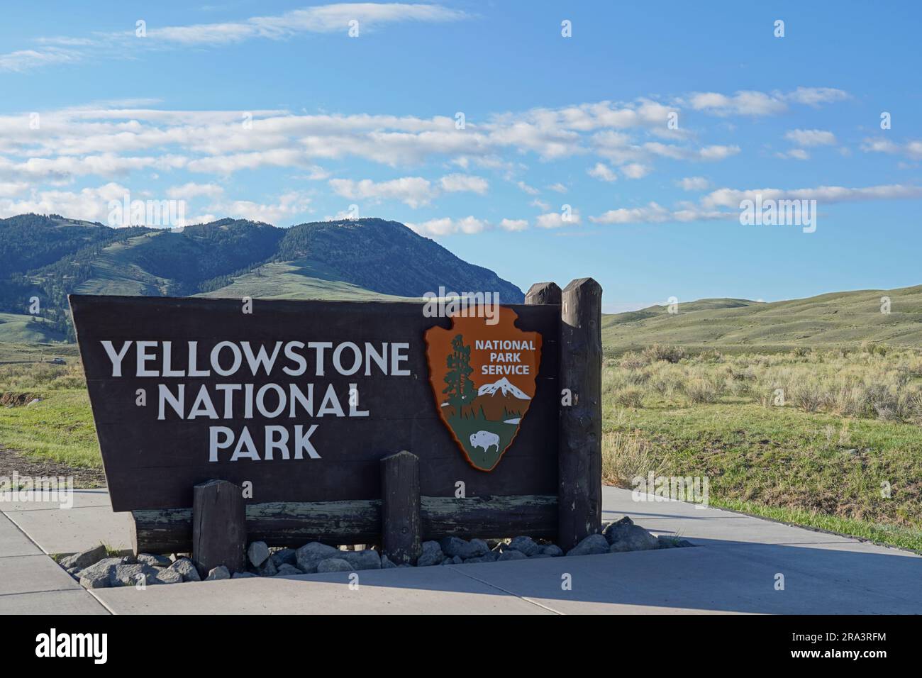 Gardiner, Montana, États-Unis - 17 mai 2023 : panneau d'entrée pour le parc national de Yellowstone Banque D'Images