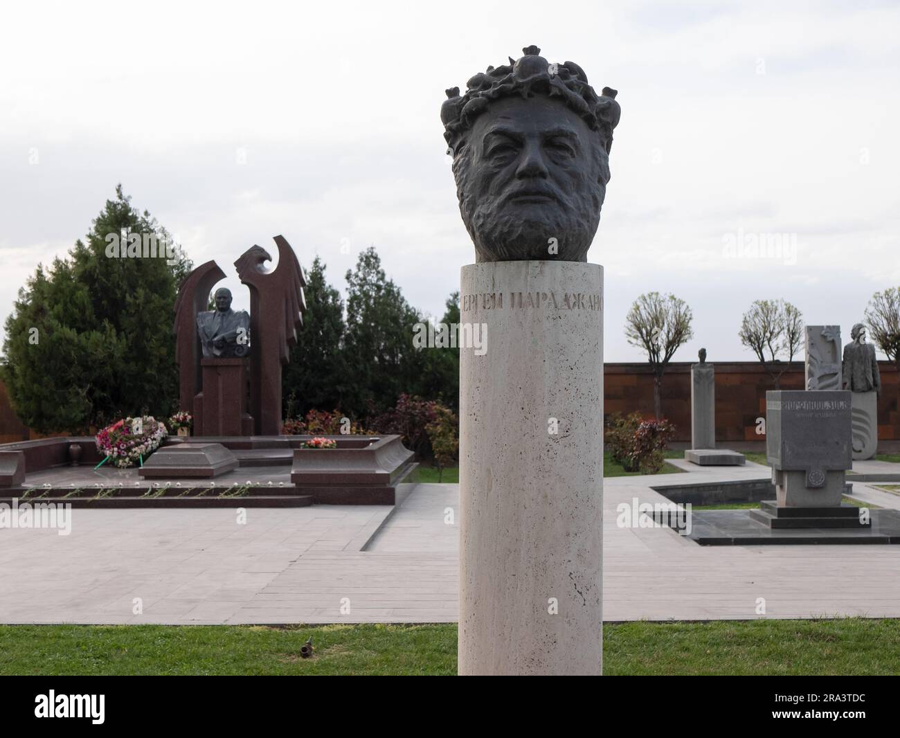 Erevan, Arménie - 31 mars 2023 : tombe de Sergei Parajanov sous la forme de son portrait portant un grenade sur sa tête au parc Komitas et à Panthe Banque D'Images