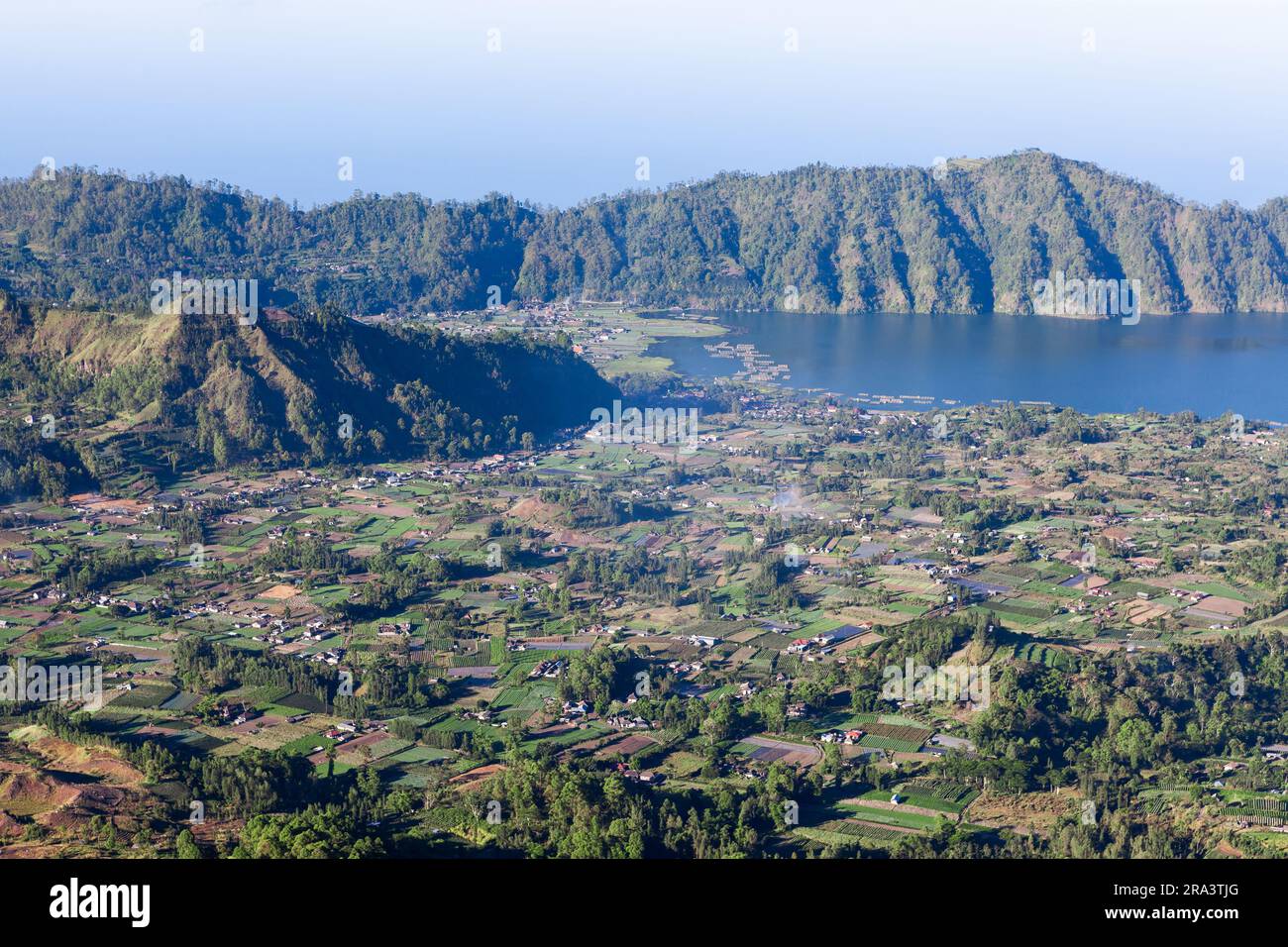 Caldeira du volcan Batur, île de Bali, Indonésie. Beau paysage balinais par jour ensoleillé. Banque D'Images