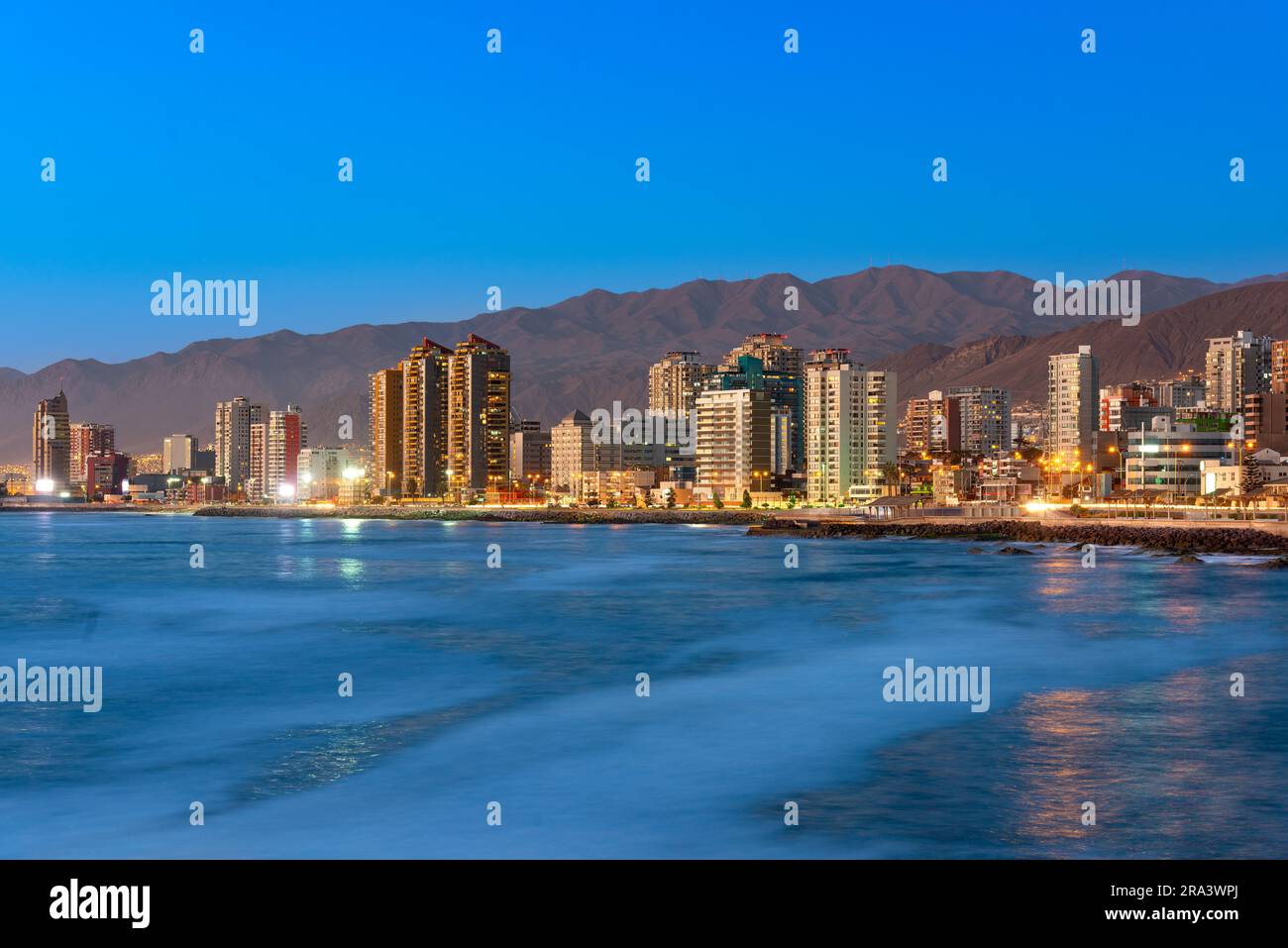 Vue panoramique sur le littoral d'Antofagasta, connu comme la perle du Nord et la plus grande ville dans la région minière du nord du Chili Banque D'Images