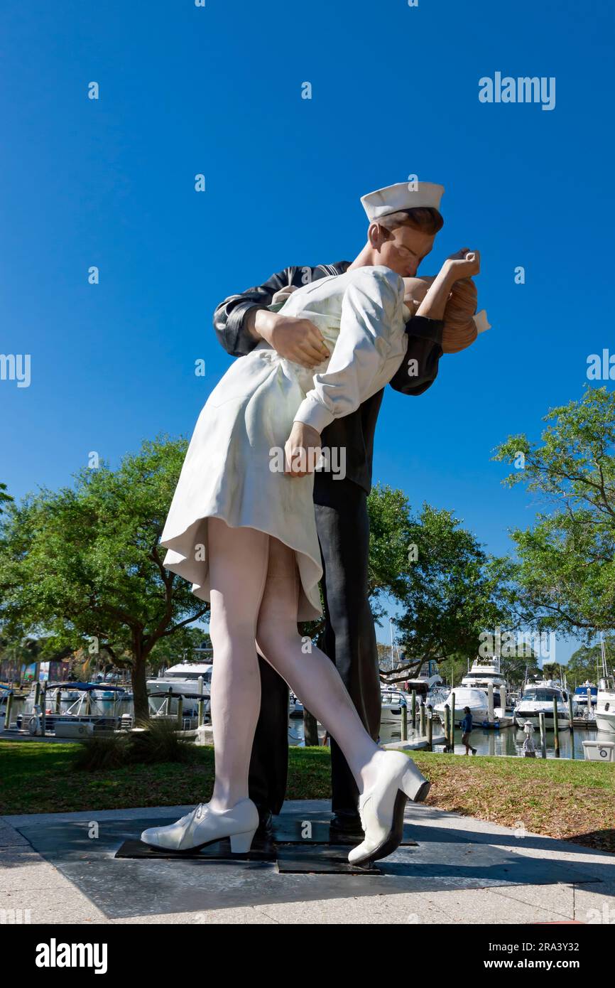 La célèbre statue d'attraction touristique, « Unconditional capitulation », dans le parc Bayfront à Sarasota, Floride, est un hommage aux anciens combattants de la Seconde Guerre mondiale. Banque D'Images