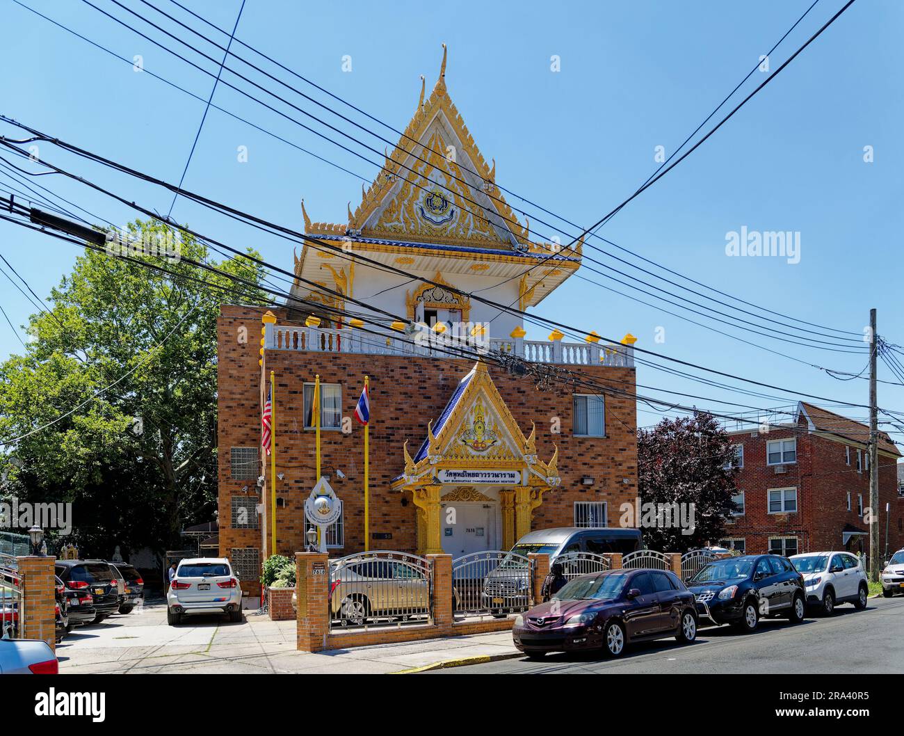 Wat Buddha Thai Thavorn Vanaram est un temple bouddhiste thaïlandais très orné à Elmhurst, Queens, créé en 1994 et reconstruit en 2000 après un incendie. Banque D'Images