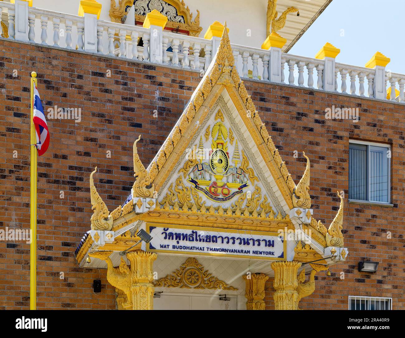 Wat Buddha Thai Thavorn Vanaram est un temple bouddhiste thaïlandais très orné à Elmhurst, Queens, créé en 1994 et reconstruit en 2000 après un incendie. Banque D'Images