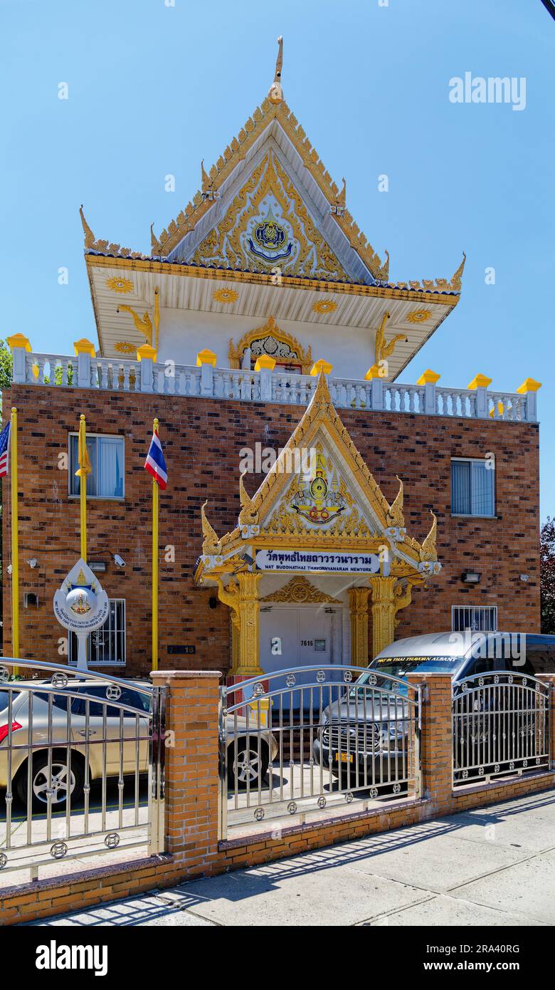 Wat Buddha Thai Thavorn Vanaram est un temple bouddhiste thaïlandais très orné à Elmhurst, Queens, créé en 1994 et reconstruit en 2000 après un incendie. Banque D'Images