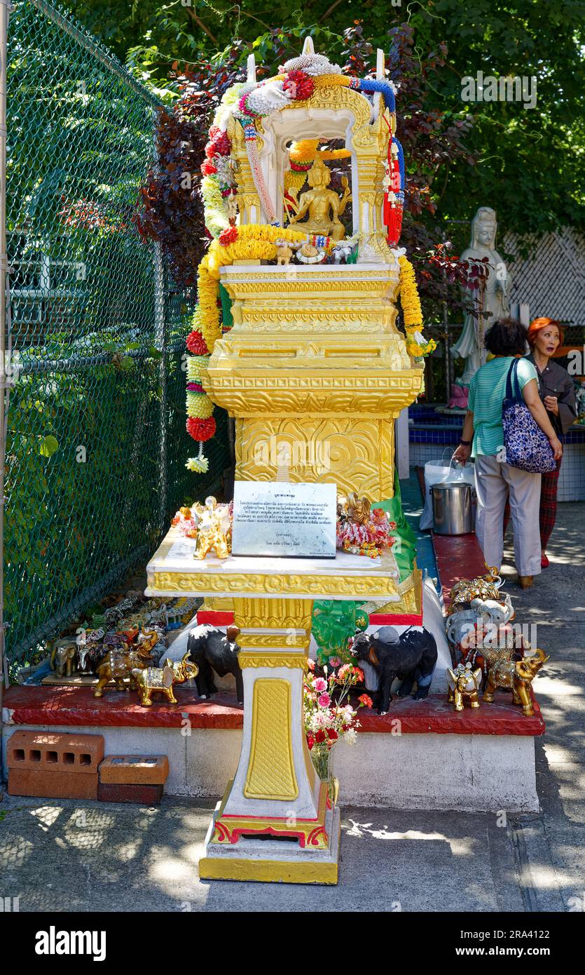 Wat Buddha Thai Thavorn Vanaram est un temple bouddhiste thaïlandais très orné à Elmhurst, Queens, créé en 1994 et reconstruit en 2000 après un incendie. Banque D'Images