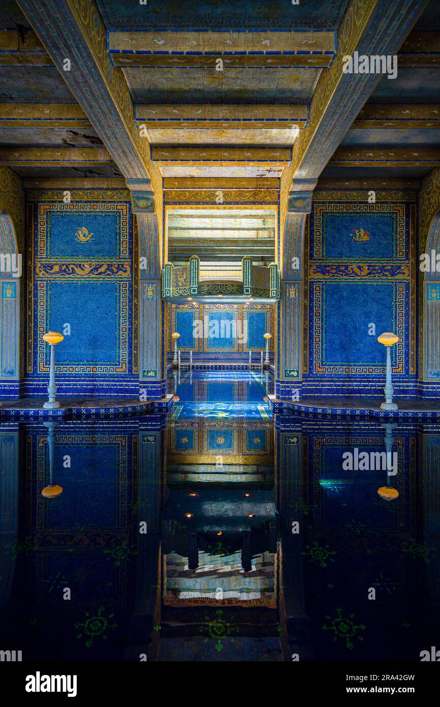 San Simeon, Californie - 19 avril 2017 : vue intérieure de la célèbre piscine romaine de luxe à l'intérieur du château de Hearst. Attraction touristique et lieu célèbre en Californie Banque D'Images