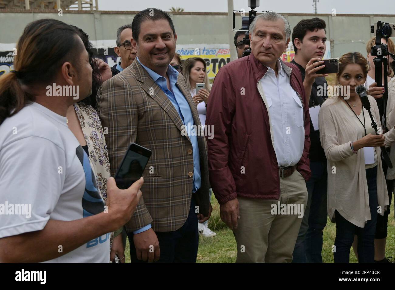 Tijuana, Basse-Californie, Mexique. 30th juin 2023. L'ancien secrétaire à l'intérieur et pré-candidat à la présidence mexicaine Adan Augusto Lopez Hernandez du parti Morena, a fait un arrêt rapide de campagne à la frontière de la plage de Tijuana qui divise les États-Unis et le Mexique pour parler à la presse et à certains de ses partisans vendredi, 30 juin 2023. (Credit image: © Carlos A. Moreno/ZUMA Press Wire) USAGE ÉDITORIAL SEULEMENT! Non destiné À un usage commercial ! Banque D'Images