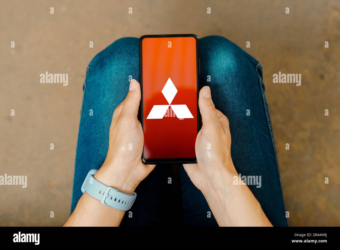 Dans cette illustration, le logo Mitsubishi s'affiche sur l'écran d'un smartphone. Banque D'Images