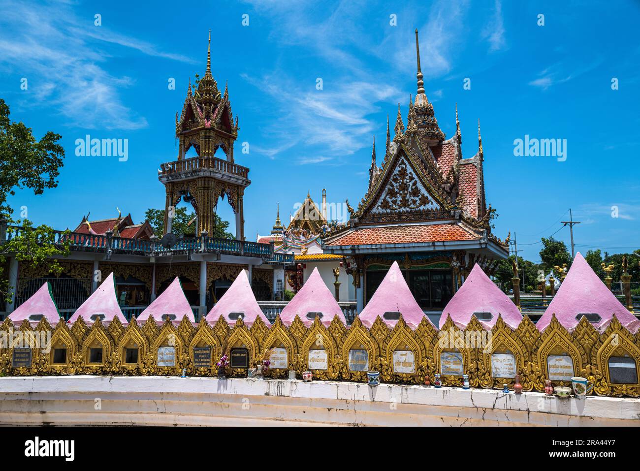 Koh Samui, Thaïlande -- 27 mars 2023. Photo grand angle de l'extérieur des temples derrière un mur rose et or. Banque D'Images