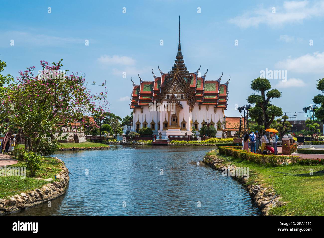 Ancienne ville, Thaïlande -- 25 mars 2023. Une photo grand angle d'un temple entouré d'eau dans la ville antique en Thaïlande. Banque D'Images