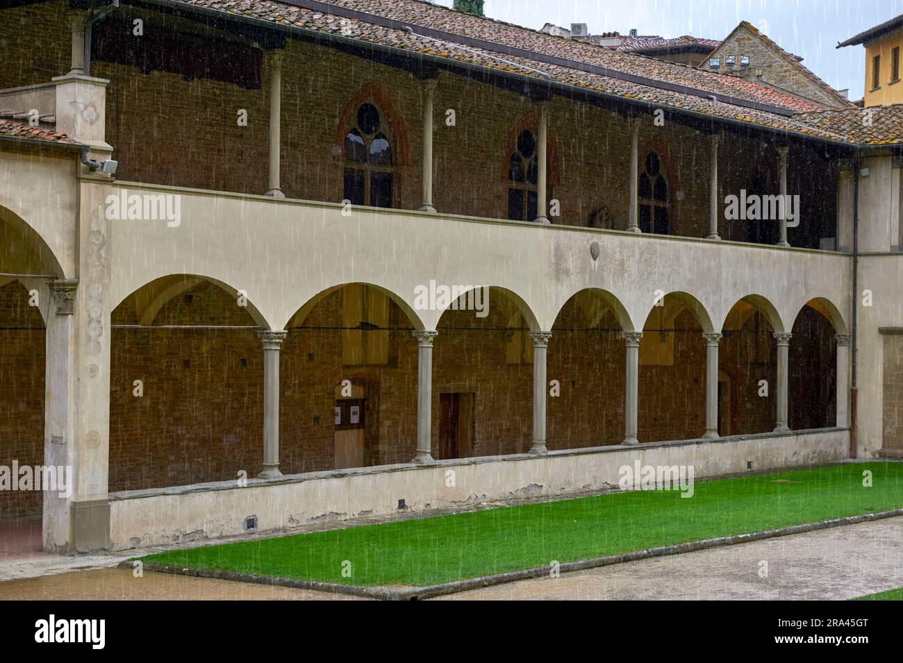 Cour de la Basilique de Santa Croce un jour de pluie, Florence, Italie Banque D'Images