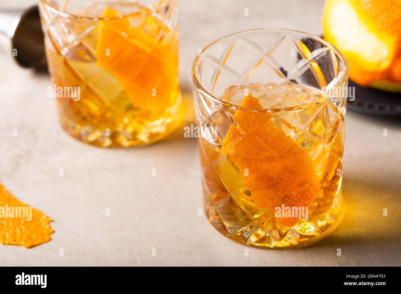 Whisky bourbon, sucre cube et amers aromatiques, garnissez d'une peau d'orange Banque D'Images