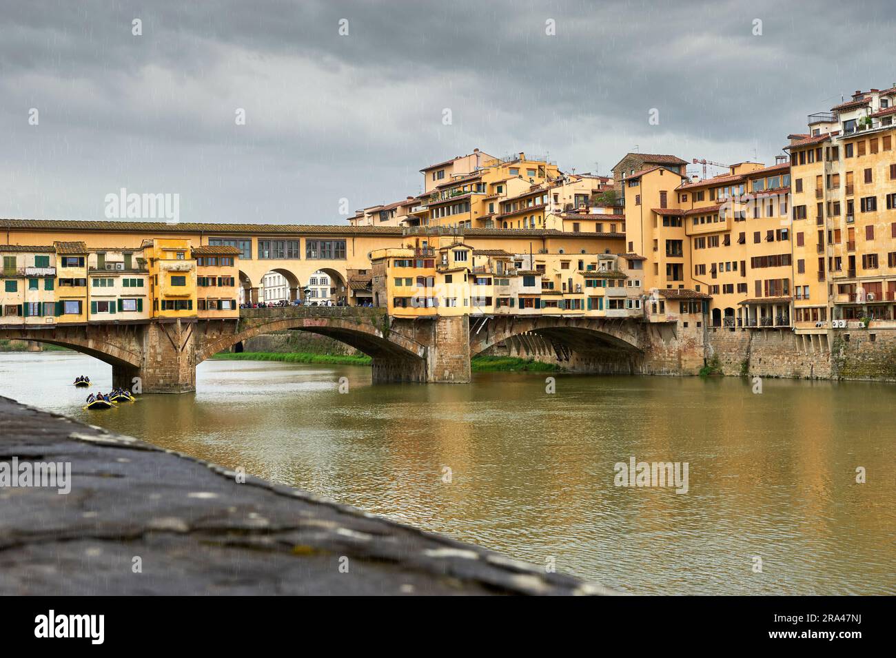 Vue sur Ponte Vecchio dans le centre-ville de Florence par un jour de pluie, Italie Banque D'Images