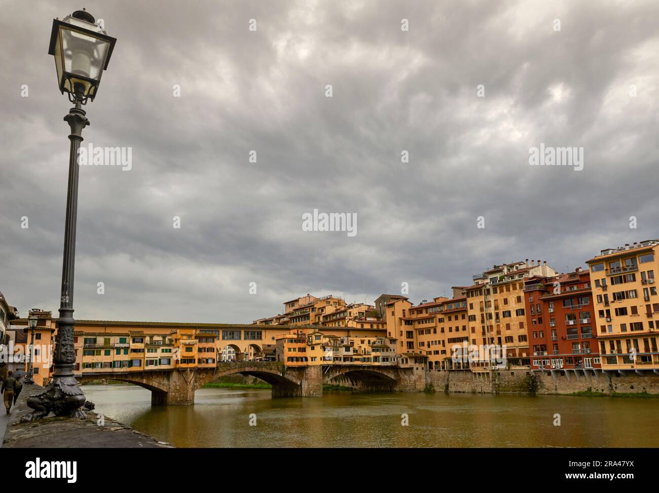 Vue sur Ponte Vecchio dans le centre-ville de Florence par un jour de pluie, Italie Banque D'Images