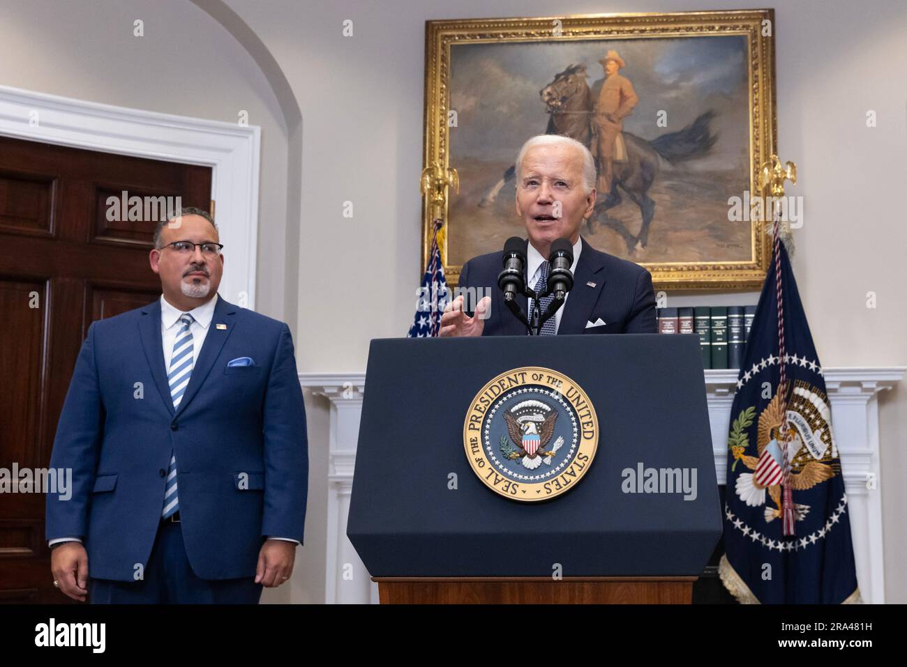 Washington, États-Unis. 30th juin 2023. LE président AMÉRICAIN Joe Biden fait des remarques en réponse à la décision de la Cour suprême des États-Unis de bloquer le plan de remise des prêts étudiants de son administration, aux côtés du secrétaire américain à l'éducation Miguel Cardona (L) dans la salle Roosevelt de la Maison Blanche à Washington, DC, Etats-Unis, le 30 juin 2023. La décision de la Cour suprême empêche l'administration Biden de fournir un plan d'allégement de la dette étudiante aux emprunteurs qui font moins de 125 000 USD par an. Photo de Michael Reynolds/UPI crédit: UPI/Alay Live News Banque D'Images