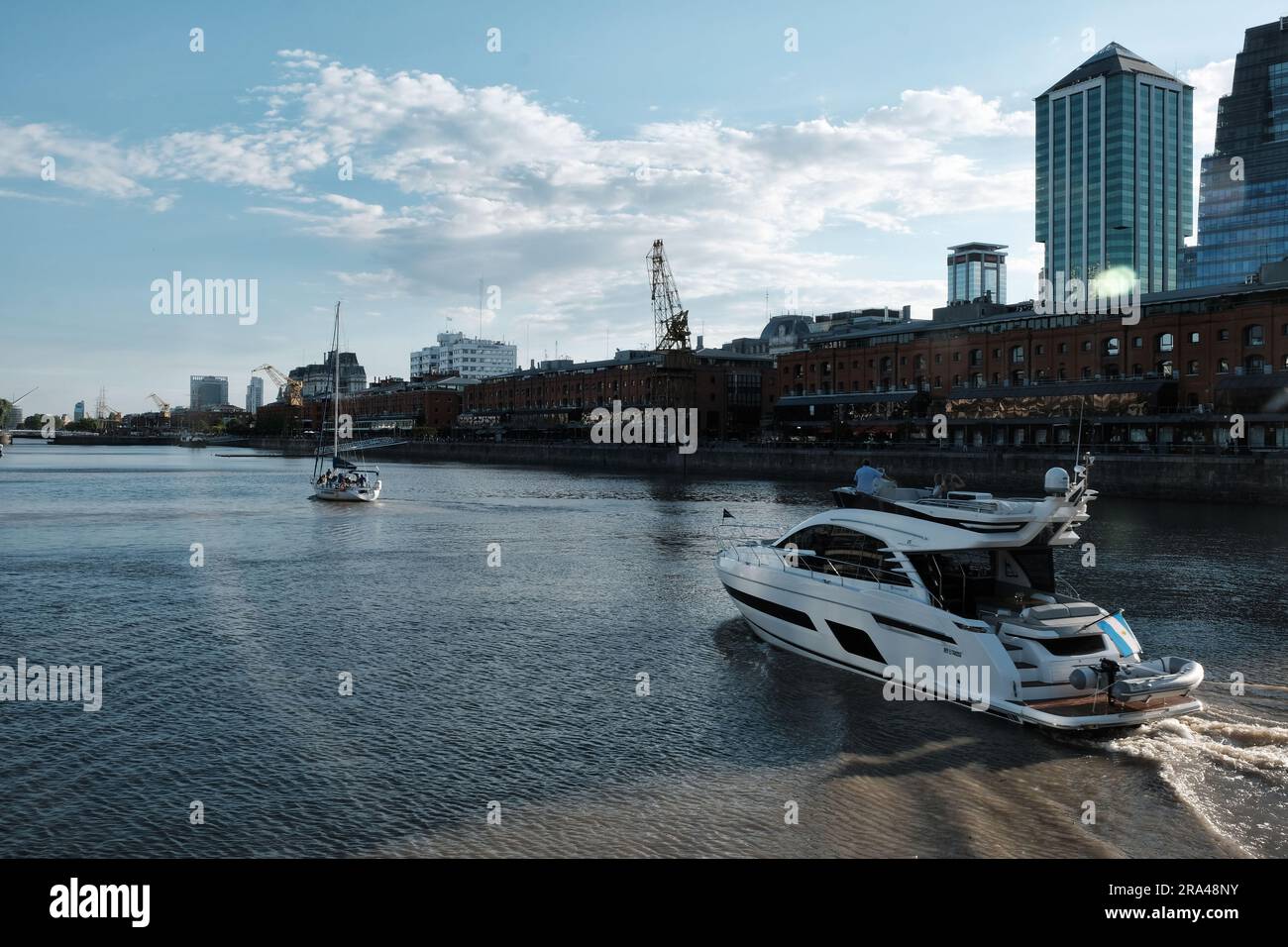 Yacht naviguant à Puerto Madero Banque D'Images