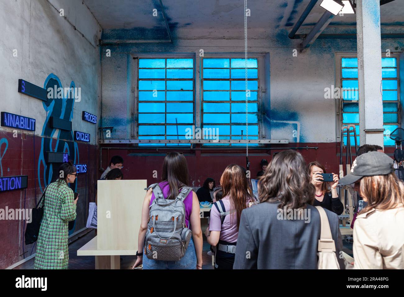 Milan, Italie - 22 avril 2023: NABA, Nuova Accademia di Belle Arti présente une exposition qui explore les relations humaines et de conception entre les conférences Banque D'Images