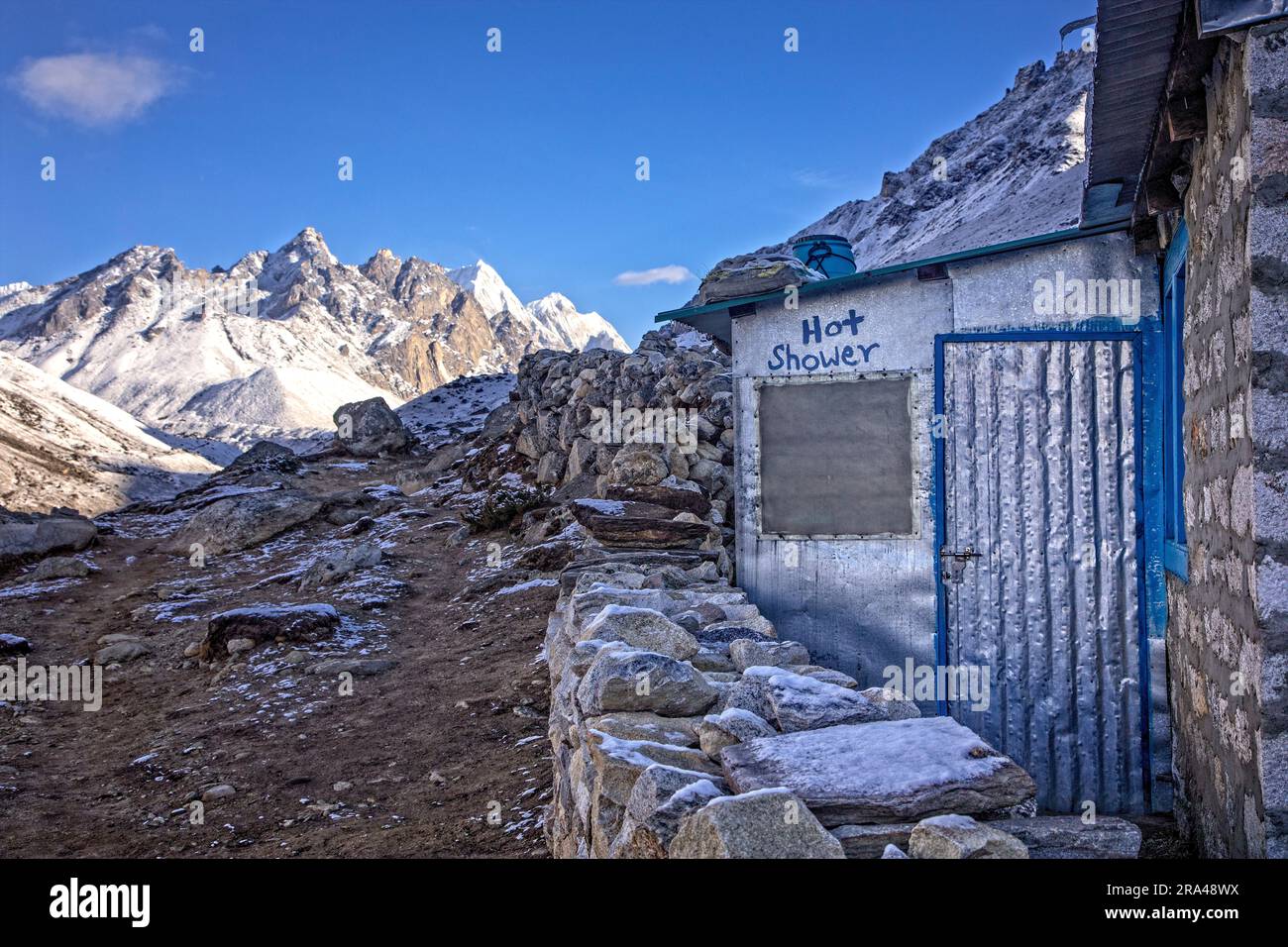Le vestibule de douche dans un salon de thé dans la région de l'Everest au Népal. Banque D'Images