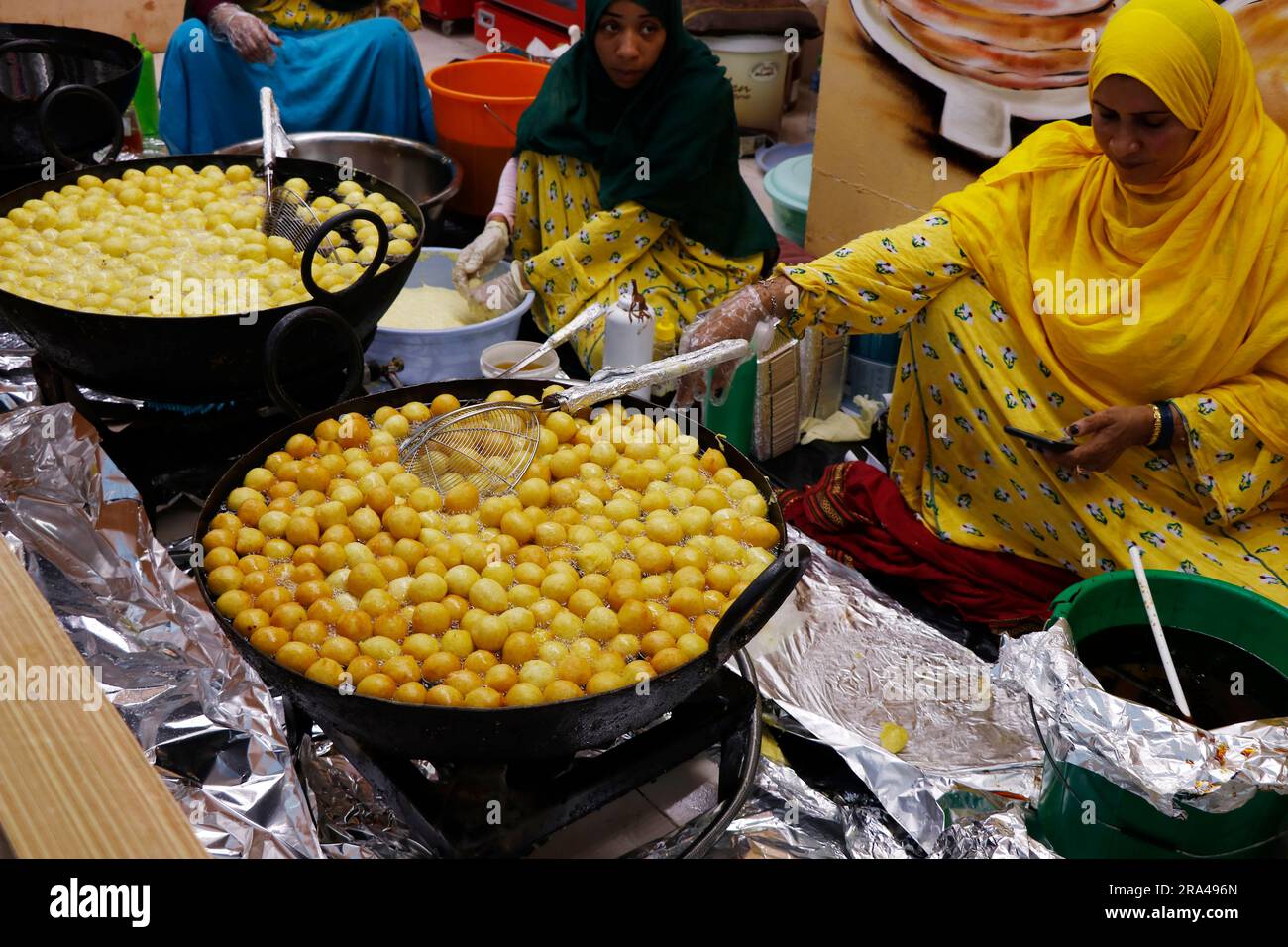 Dubaï, Émirats arabes Unis - préparation 25 avril 2023 Logma ou Lugaimat ( Legaimat ), l'une des plus populaires Emirati sucreries dans l'émirat arabe uni Banque D'Images