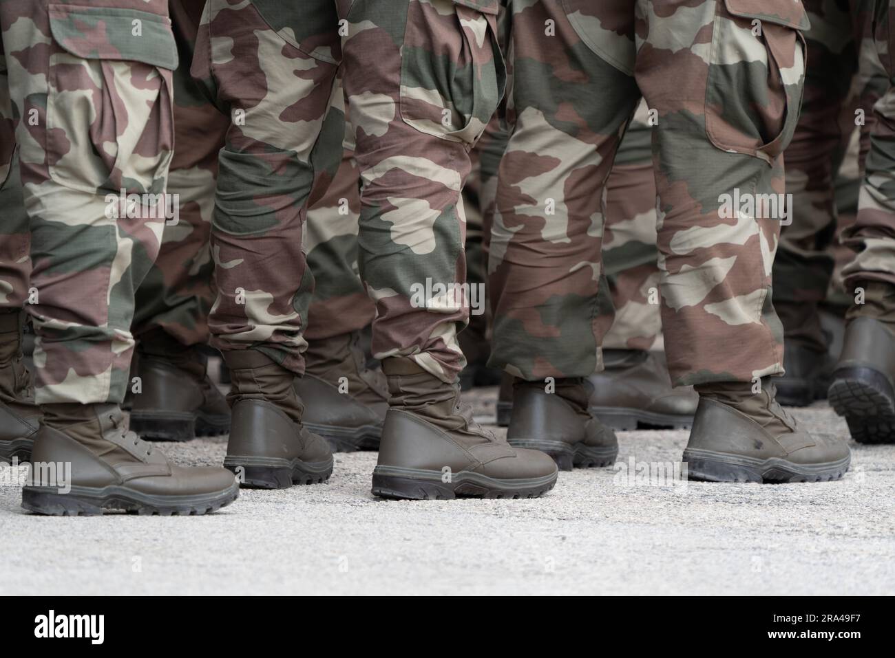 Soldats dans une position détendue pendant la cérémonie. Unité militaire. Tenue militaire de camouflage. Chaussures de soldat. Banque D'Images